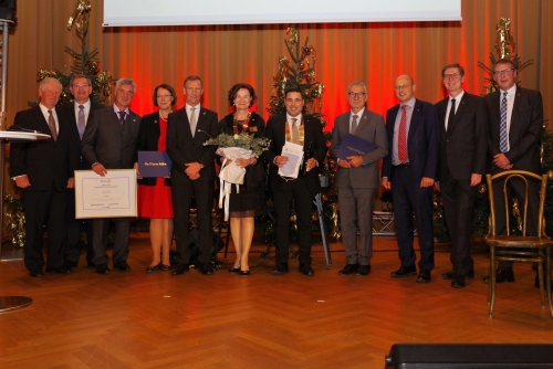 In der Mitte mit goldenen Ketten die Vorsitzende des Rotary Distrikts 1910, in dem sich Ostösterreich befindet, Frau UnivProf Dr. Melitta Unger-Becker und der Präsident des RC Wiener Neustadt Dr. Peter Nemetz-Faltl. Die anderen sind die Präsidenten des