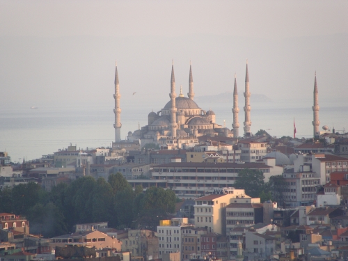 Istanbul ist eine faszinierende Mischung aus Vergangenheit und Gegenwart, aus Alt und Neu, aus Tradition und Moderne. Museen, Kirchen, Paläste, Moscheen, Basare und die Schönheiten der Landschaft bilden einen unerschöpflichen Vorrat an Sehenswürdigkei