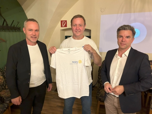 "Übergabe der T-Shirts im Rahmen des Meetings am 9. August 2024, für die Kinder- und Jugendlichen die an der Friedensflotte "Mirno More" teilnehmen."