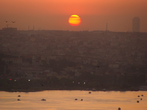 Wenn man in der Abenddämmerung gedankenversunken auf dem Bosporus fährt, versteht man, warum diese Gegend den Menschen seit Jahrtausenden magisch anzieht.