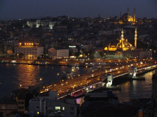 Arabische Gelehrte nannten Istanbul "die Mutter der Welt". Nicht zu unrecht, denn Istanbul ist nicht nur die größte, schönste und schillerndste Stadt der Türkei, ihre Atmosphäre und ihr besonderer Stil sind auch mit keiner anderen Metropole zu vergle